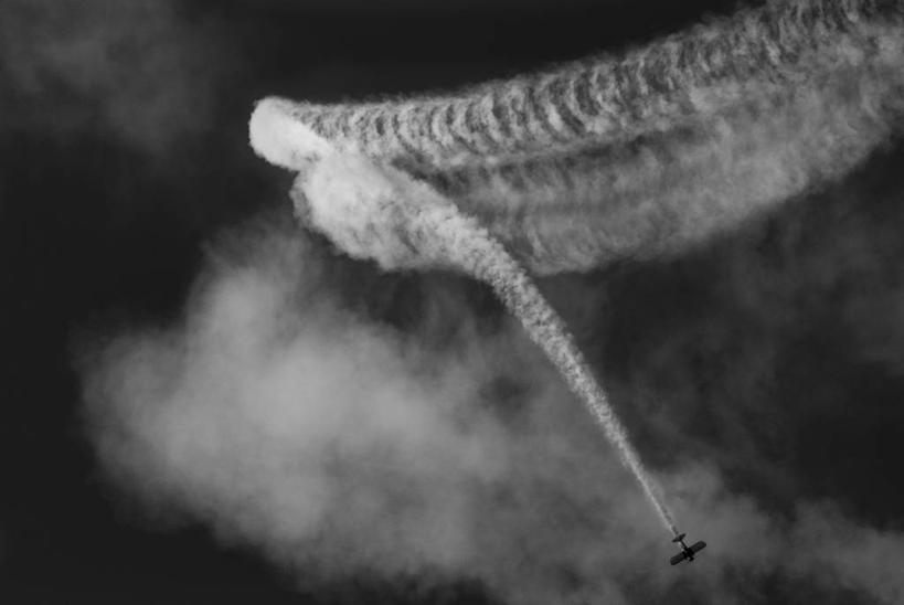 无人,横图,黑白,室外,白天,美国,表演,烟雾,云,半空,飞,杂技,烟,运输,摄影,污染,废气,演出,飞机尾迹,特技,尾迹云,机尾云,飞机拉烟,云带,尾迹,机尾迹,飞机尾气,技能,炫耀,彭萨科拉,杂伎,飞行表演