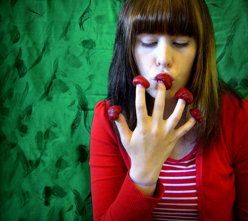 西方人,成年人,一个人,吃,横图,正面,草莓,欧洲,欧洲人,仅一个年轻女性,仅一个女性,仅一个人,绿色背景,花纹,注视,红色,观察,看,摄影,观看,察看,关注,清新,健康食物,年轻女性,女人,女性,白种人,年轻人,半身,彩图,尝