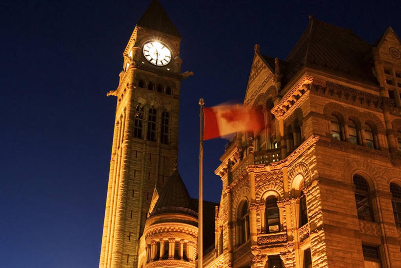 无人,横图,室外,夜晚,长时间曝光,仰视,城市,建筑,旗帜,加拿大,钟塔,摄影,照亮,市政厅,加拿大国旗,多伦多,安大略省,彩图,低角度拍摄