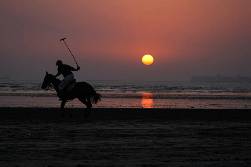 成年人,一个人,横图,室外,白天,海洋,日落,巴基斯坦,仅一个男性,骑马,反射,水平线,宏伟,摄影,宁静,剪影,马球,卡拉奇,海滩,彩图