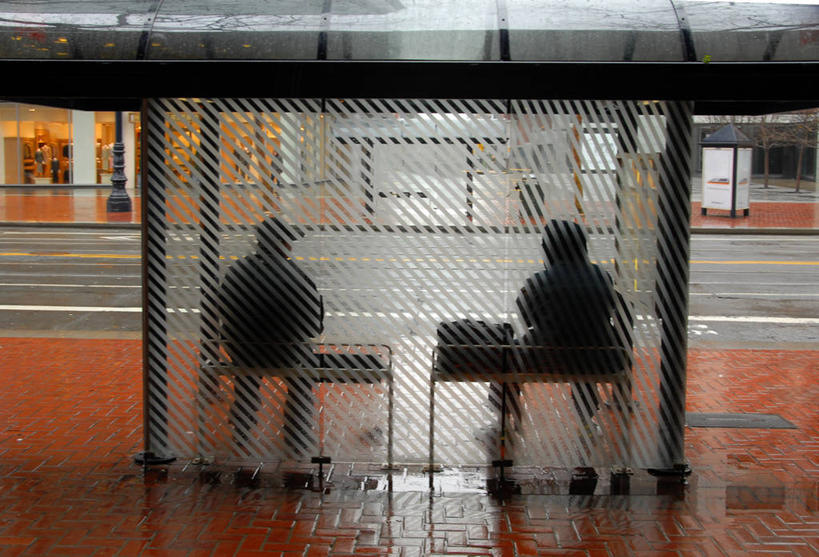 成年人,两个人,坐,横图,室外,白天,雨,街道,美国,湿,公共交通,背面,摄影,加利福尼亚,剪影,等,旧金山,彩图,公共汽车站,防风罩