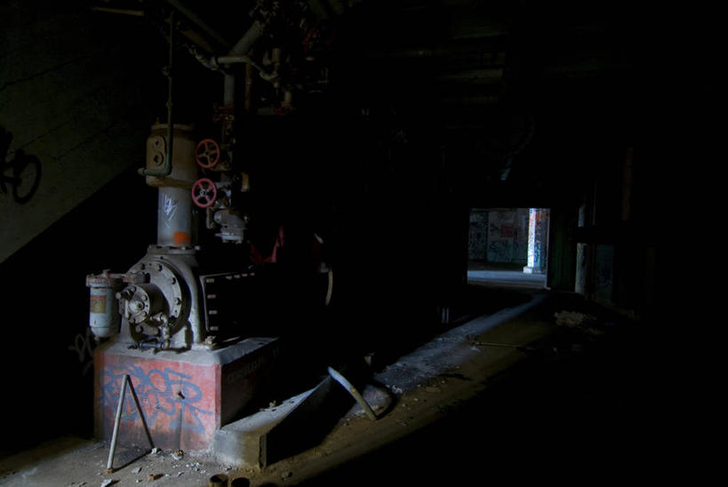 无人,工厂,横图,室内,白天,美国,废弃,仓库,一个,红色,黑色,工业,摄影,单个,报废,照亮,废物,加利福尼亚,丢弃,放弃,抛弃,旧金山,压缩机,摈弃,彩图,涂鸦,屏弃,摈斥,摒除