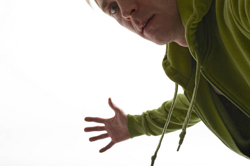 西方人,成年人,中年人,一个人,横图,特写,白色背景,欧洲,欧洲人,仅一个男性,仅一个人,仅一个中年男性,服装,休闲装,衣服,休闲,休闲服,连帽衫,个性,自拍,摄影,服饰,肖像,帽衫,男人,男性,中年男性,白种人,彩图,影棚拍摄