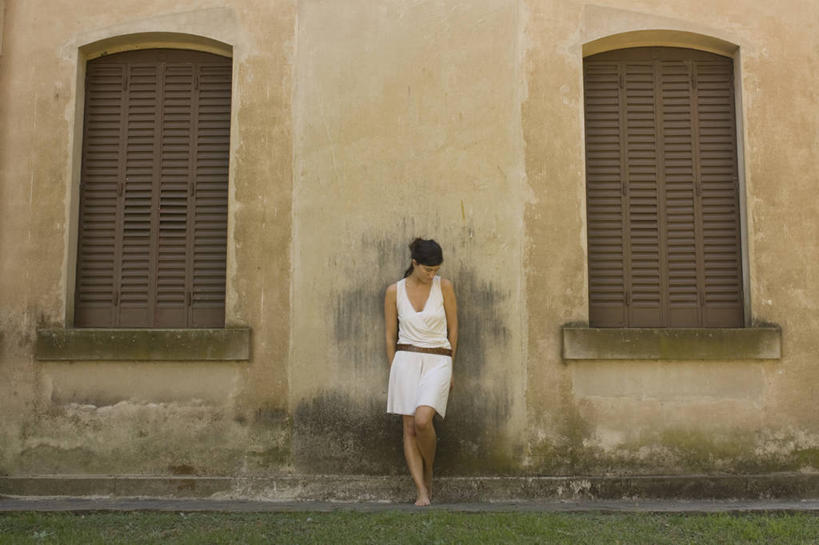 成年人,中年人,一个人,横图,室外,白天,正面,寂寞,窗户,阿根廷,仅一个女性,仅一个人,百叶窗,注视,白色,低头,观察,看,靠,靠着,仅一个中年女性,思考,摄影,观看,察看,关注,发髻,等,背手,垂头,女人,女性,中年女性,彩图,太阳裙