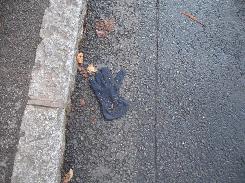 无人,躺,横图,室外,白天,街道,英国,废弃,木制,路边,首都,一个,蓝色,手套,摄影,单个,报废,废物,丢弃,沥青,放弃,抛弃,摈弃,彩图,屏弃,损失,摈斥,摒除