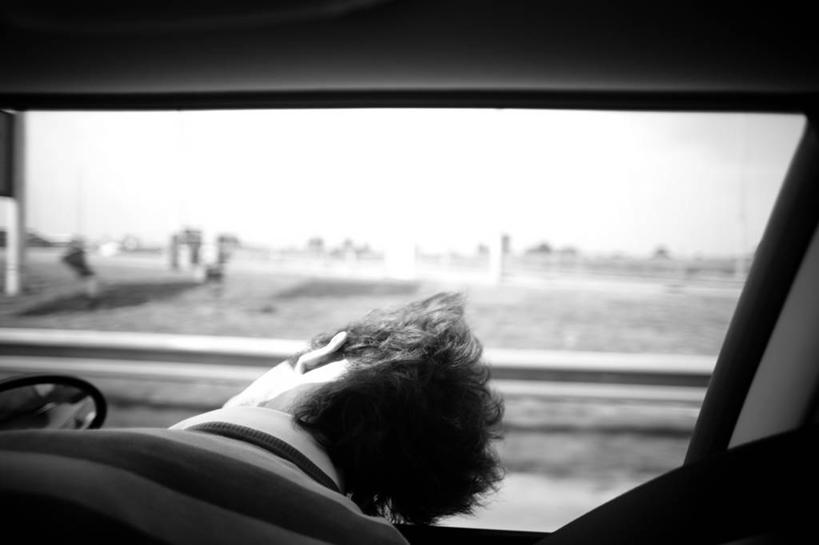 成年人,中年人,一个人,横图,黑白,室内,白天,旅途,窗户,比利时,仅一个男性,仅一个人,仅一个中年男性,乘客,注视,背面,观察,看,靠,靠着,疲倦,摄影,头像,观看,察看,疲劳,疲惫,关注,困乏,疲乏,委顿,疲困,疲顿,疲钝,倦怠,怠倦,男人,男性,中年男性,睡觉,彩图,列日,短发