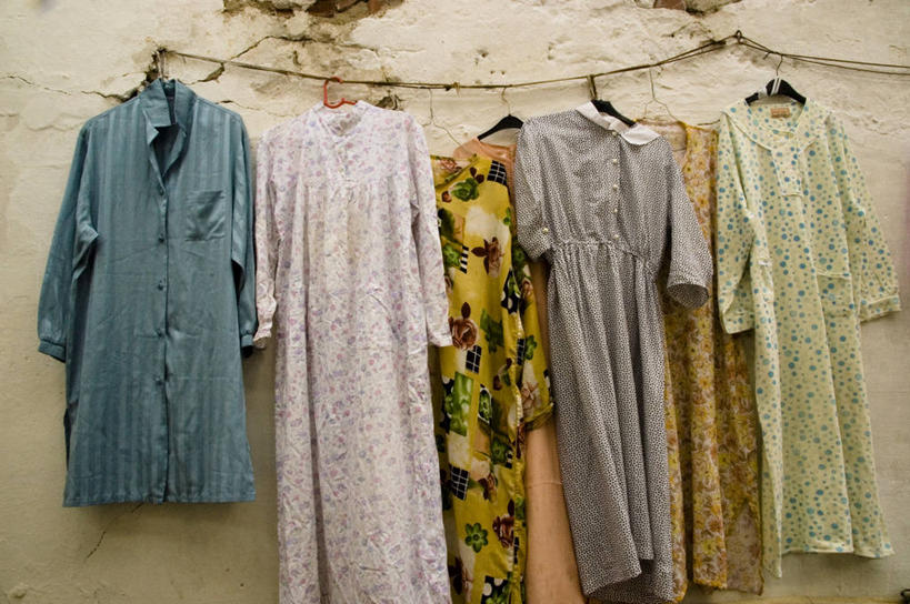 无人,家庭,横图,室外,白天,时尚,衣架,非洲,摩洛哥,一排,吊挂,悬挂,整齐,围墙,挂,休闲装,排列,洗衣服,衣服,晾衣服,温暖,温馨,一家人,摄影,多样,和睦,贫穷,队列,阿非利加洲,摩洛哥王国,式样,丹吉尔,丹吉尔省,摩洛哥文化,彩图,融洽,掉色,家务劳动