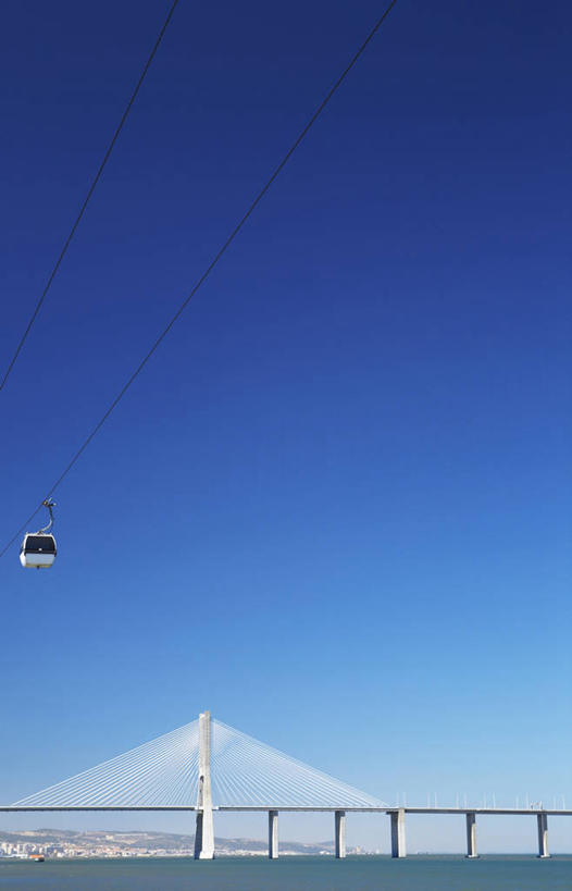 无人,竖图,室外,白天,留白,河流,城市,建筑,葡萄牙,欧洲,首都,联系,里斯本,缆车,交通工具,运输,摄影,吊桥,南欧,索道,万里无云,塔霍河,葡萄牙共和国,缆索铁路,瓦斯科.达伽马大桥,彩图
