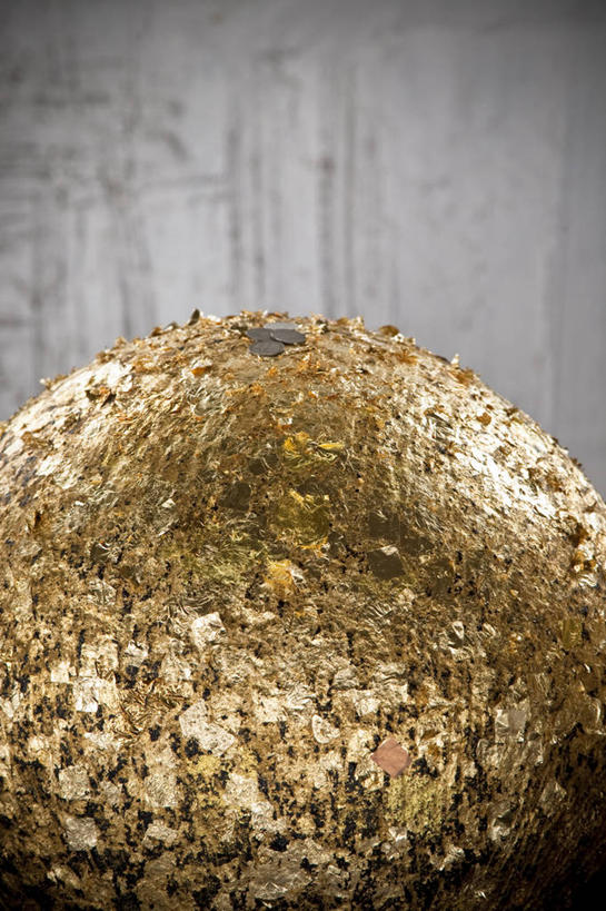 无人,竖图,室内,特写,叶子,金属制品,泰国,灰色背景,金属,一个,球体,摄影,佛教,单个,部分,彩图