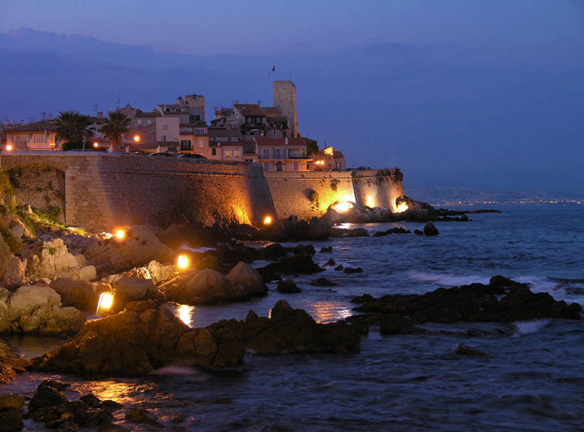 无人,横图,室外,夜晚,海洋,城市,建筑,法国,海岸线,古城,塔,城墙,摄影,保护,照亮,要塞,法国文化,岩石,彩图,安提布