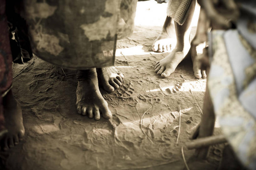 横图,室外,白天,马拉维,一排,脚印,整齐,排列,赤脚,摄影,灰尘,贫穷,队列,等,问题,传统服装