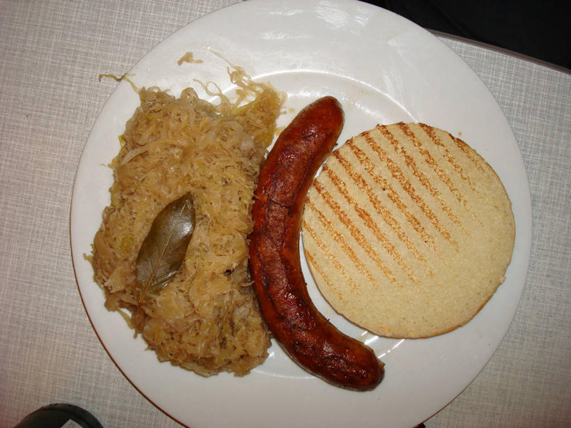 无人,横图,俯视,室内,特写,白天,桌子,德国,烤,汉堡,盘子,摄影,草本,月桂叶,香叶,小圆面包,德国文化,天竺桂,香桂叶,桂叶,德式香肠,月桂,彩图,高角度拍摄,咖啡馆