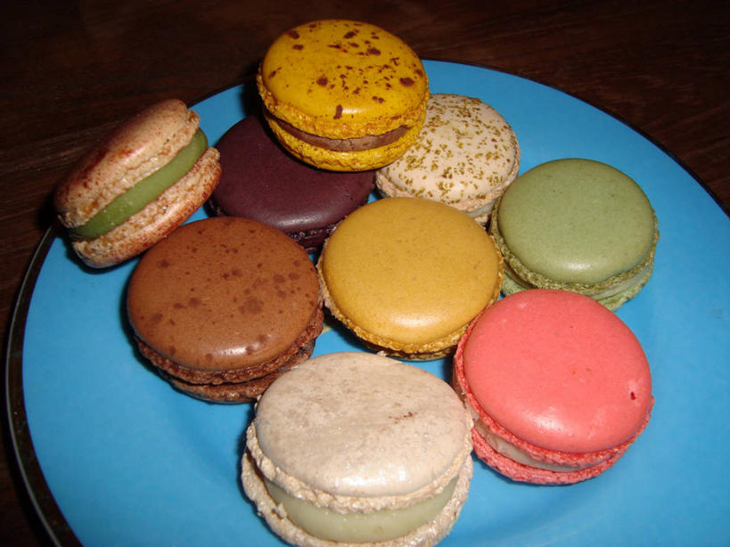 点心,无人,横图,俯视,室内,照明,法国,巴黎,灯光,食品,甜点,甜品,首都,灯,食物,糕点,盘子,灯具,甜食,摄影,多样,照亮,照明设备,清新,闪光灯,杏仁小圆饼,彩图,高角度拍摄,蛋白杏仁饼