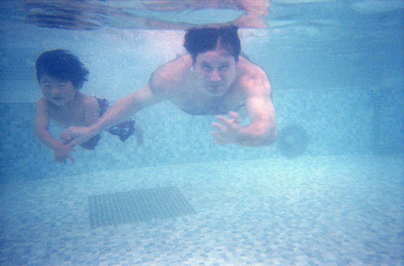 游泳,西方人,儿童,成年人,中年人,老年人,头发,两个人,家庭,父亲,儿子,游泳池,横图,室外,白天,正面,纯洁,水下,水,欧洲,美国,欧洲人,小孩,黑色,温暖,温馨,一家人,放松,可爱,童年,童趣,摄影,和睦,肖像,童真,烂漫,无邪,内华达州,拉斯维加斯,无忧无虑,天真,老年男性,男孩,白种人,孩子,休闲活动,手牵手,彩图,融洽,朝鲜族