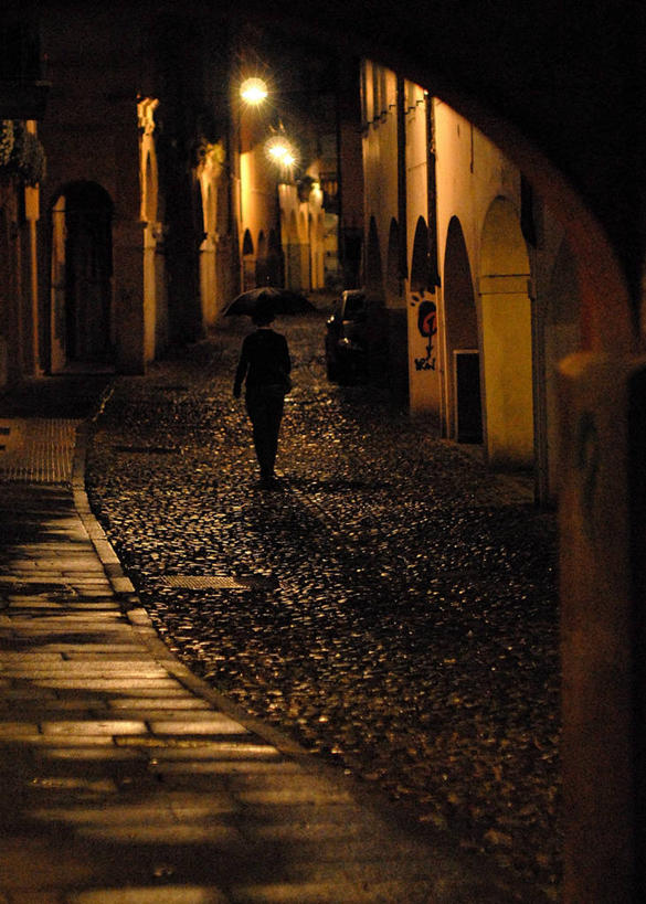 成年人,一个人,竖图,室外,夜晚,神秘,街道,路灯,意大利,仅一个女性,朦胧,模糊,拱门,古城,人行道,摄影,照亮,剪影,帕多瓦,步行,彩图