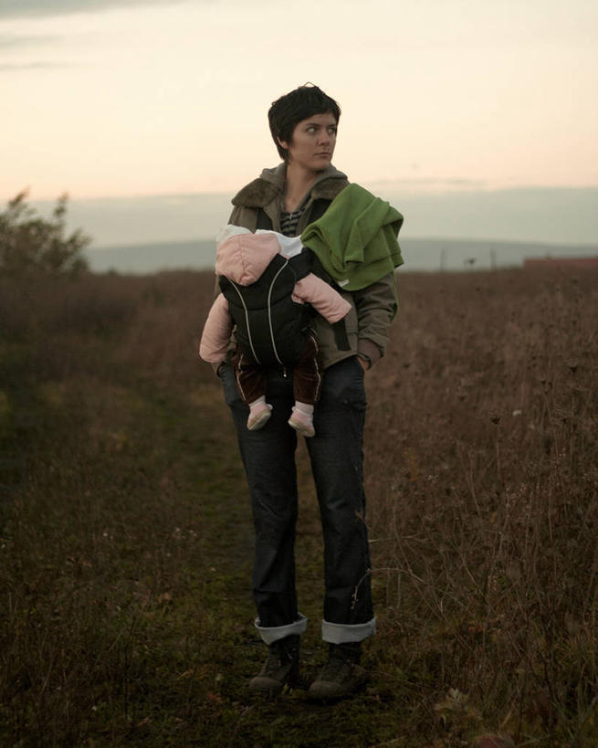 西方人,婴儿,儿童,成年人,头发,两个人,家庭,母亲,女儿,站,竖图,室外,白天,纯洁,山,欧洲,罗马尼亚,欧洲人,地平线,地形,田地,辽阔,地面,小孩,黑色,广阔,温暖,温馨,一家人,寒冷,可爱,摄影,活泼,一望无际,和睦,延伸,宝宝,纯真,烂漫,无邪,天地相交,无边无际,一马平川,克卢日纳波卡,伶俐,天真,年轻女性,白种人,孩子,年轻人,彩图,融洽,婴儿背带,独处