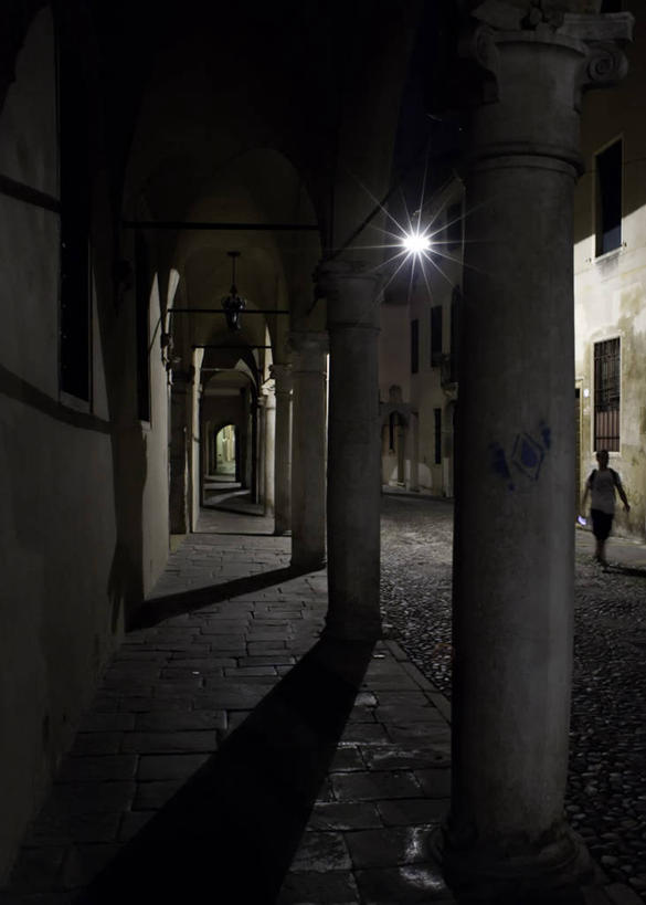 竖图,室外,夜晚,夜生活,建筑,街道,路灯,意大利,柱子,古城,摄影,照亮,威尼托大区,拱廊,帕多瓦,彩图,旅行