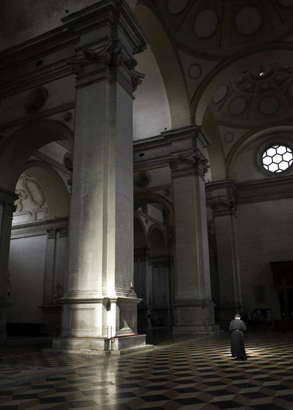 一个人,竖图,室内,白天,建筑,意大利,朦胧,模糊,柱子,背面,地标建筑,安静,摄影,宗教,砖地,宁静,宗教服装,意大利文化,威尼托大区,灵性,帕多瓦,修院,僧侣,步行,彩图