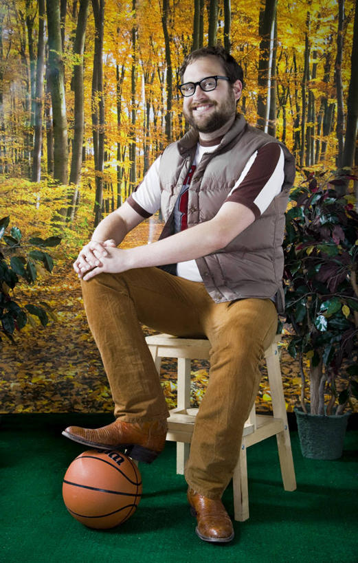 西方人,成年人,一个人,坐,握手,笑,微笑,露齿笑,竖图,庸俗,运动,壁纸,椅子,欧洲,欧洲人,仅一个男性,仅一个人,眼镜,T恤,休闲装,仅一个年轻男性,摄影,马甲,肖像,男人,男性,年轻男性,白种人,年轻人,秋天,搀手,拉手,手拉手,手握手,彩图,影棚拍摄,二流子