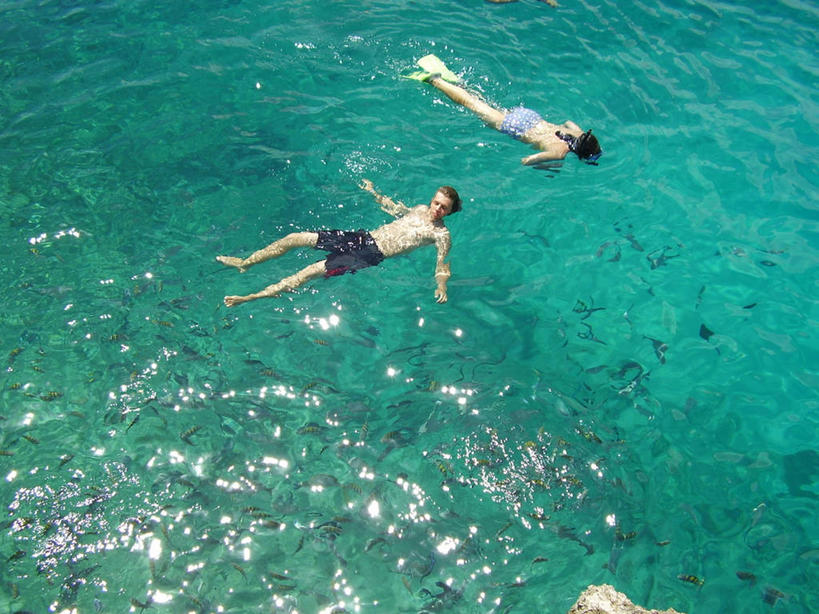 游泳,成年人,两个人,横图,俯视,室外,白天,泳装,度假,海洋,日光,哥伦比亚,漂浮,反射,放松,摄影,年轻男性,年轻女性,中东人,年轻人,彩图,高角度拍摄