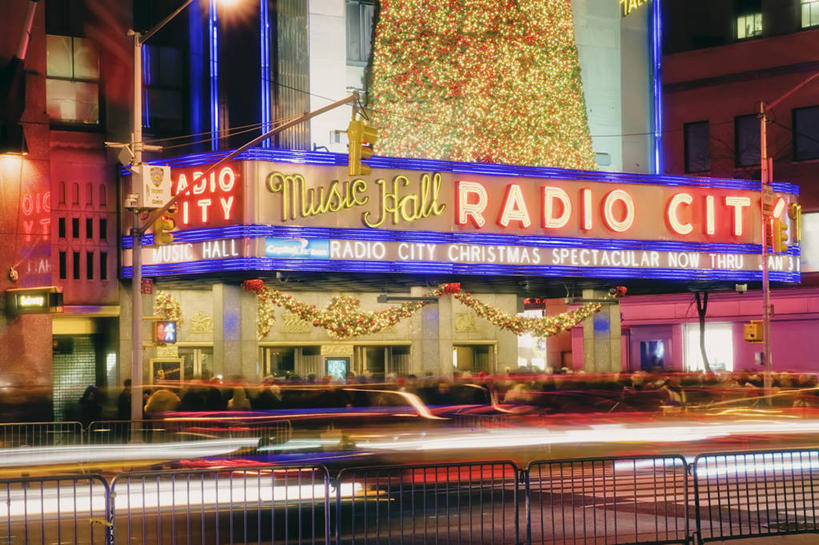 横图,室外,夜晚,长时间曝光,夜生活,建筑,指示牌,照明,纽约,美国,标志,文字,交通,标识,灯,灯具,摄影,英文字母,迅速,照亮,照明设备,前照灯,前大灯,车前灯,第六大道,彩图,无线电城音乐厅