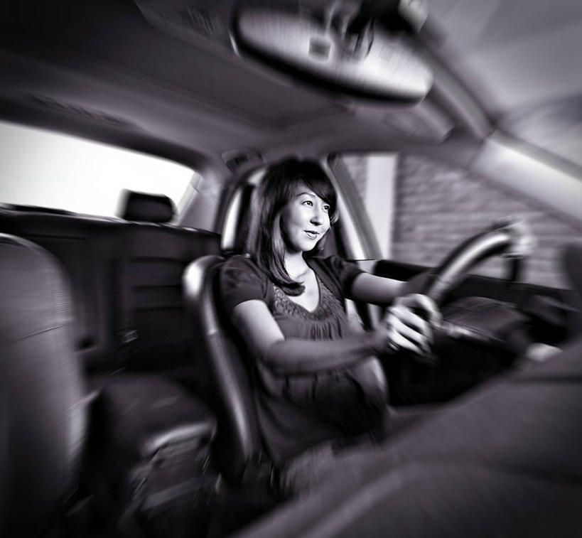 成年人,头发,一个人,坐,横图,黑白,白天,运动模糊,旅途,汽车,西班牙,仅一个年轻女性,仅一个女性,仅一个人,黑色,方向盘,运输,摄影,迅速,驾车,年轻女性,女人,女性,年轻人,长发,半身,旅行,朝鲜族