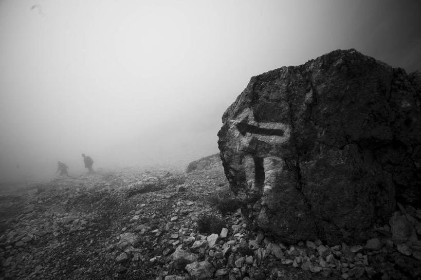 两个人,横图,黑白,室外,旅游,山,雾,指示牌,罗马尼亚,朦胧,模糊,标志,文字,方向,标识,箭头,背面,摄影,怪异,指向,剪影,簇,布拉索夫,步行