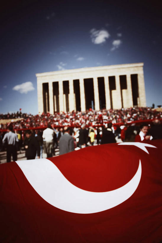 竖图,室外,白天,正面,建筑,欧洲,庆祝,柱子,首都,摄影,陵墓,群众,土耳其文化,爱国主义,万里无云,土耳其国旗,安卡拉,彩图