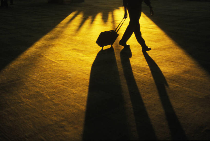 成年人,中年人,一个人,机场,拉,横图,室内,寂寞,地板,新加坡,仅一个男性,仅一个人,仅一个中年男性,阴影,公共交通,行李,摄影,剪影,男人,男性,中年男性,步行,彩图