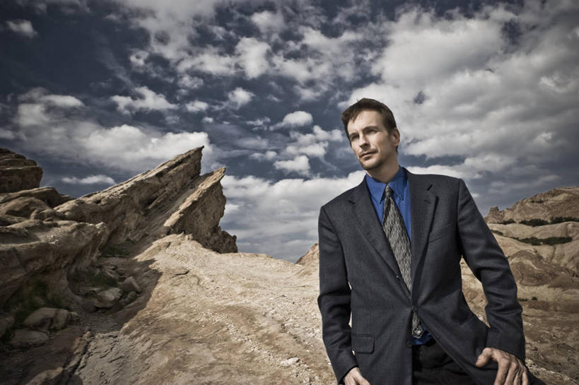 成年人,中年人,一个人,商务人士,商务男性,站,横图,室外,白天,衬衫,商务,信心,沙漠,美国,仅一个男性,仅一个人,仅一个中年男性,套装,地形,云,自然,摄影,企业,公司,加利福尼亚,商务装,积雨云,工薪阶层,男人,男性,中年男性,白领,上班族,岩石,半身,彩图,衬衣,帕尔姆达尔