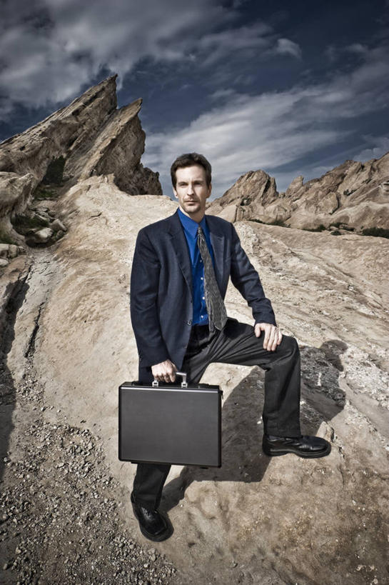 成年人,中年人,一个人,商务人士,商务男性,站,竖图,室外,白天,衬衫,商务,信心,沙漠,手提箱,美国,仅一个男性,仅一个人,仅一个中年男性,套装,地形,云,自然,摄影,企业,公司,肖像,商务装,工薪阶层,男人,男性,中年男性,白领,上班族,岩石,彩图,衬衣,帕尔姆达尔