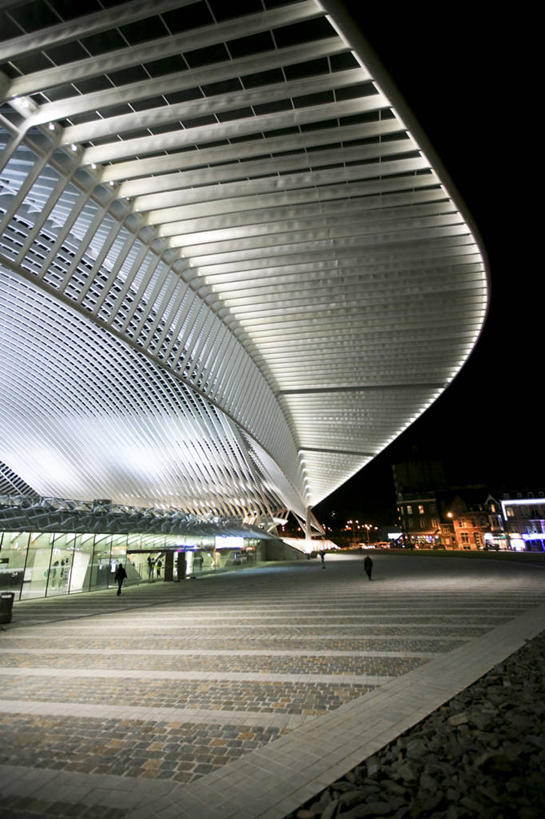 无人,竖图,室外,夜晚,建筑业,建筑,车站,比利时,人行道,站台,公共交通,现代,月台,摄影,照亮,步行,彩图,列日