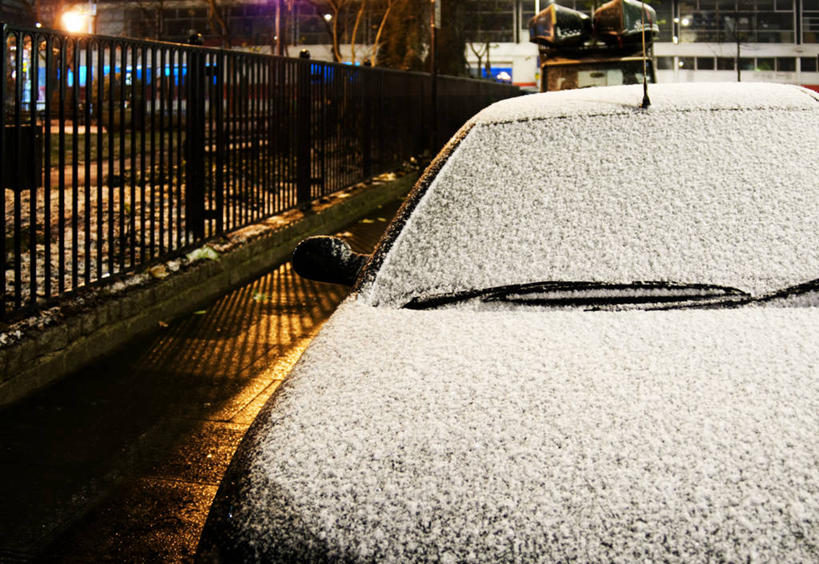 无人,横图,室外,夜晚,雪,城市,汽车,英国,覆盖,挡风玻璃,篱笆,冬天,人行道,首都,寒冷,运输,摄影,部分,彩图