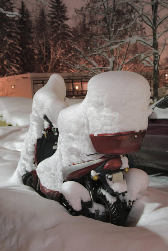 无人,竖图,室外,夜晚,雪,摩托车,覆盖,冬天,一个,寒冷,运输,摄影,单个,停止,问题,暂停,停滞,彩图