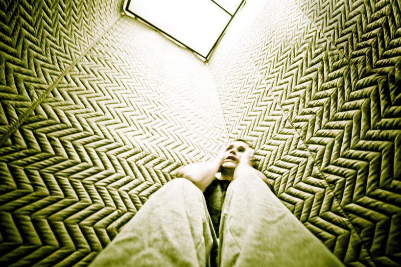 成年人,中年人,一个人,坐,横图,室内,白天,仰视,窗户,仅一个男性,仅一个人,仅一个中年男性,环绕,分离,托腮,摄影,恐怖,痛苦,式样,男人,男性,中年男性,彩图,低角度拍摄,精神疾病,独处,广角