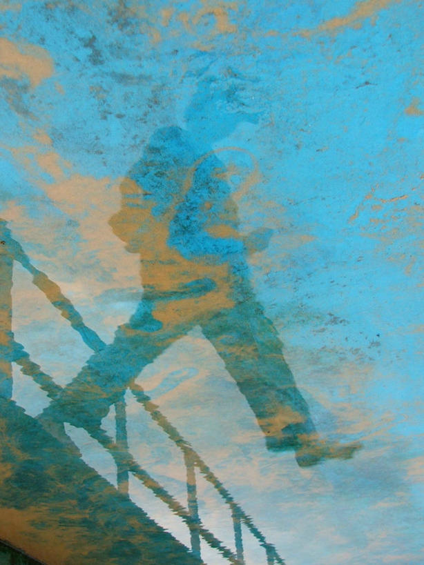 儿童,一个人,栏杆,竖图,室外,仰视,纯洁,水,英国,仅一个男性,仅一个人,反射,沙子,小孩,仅一个小孩,赤脚,可爱,童年,童趣,摄影,童真,烂漫,无邪,想法,天真,男孩,男人,男性,孩子,彩图,低角度拍摄,男生,错觉