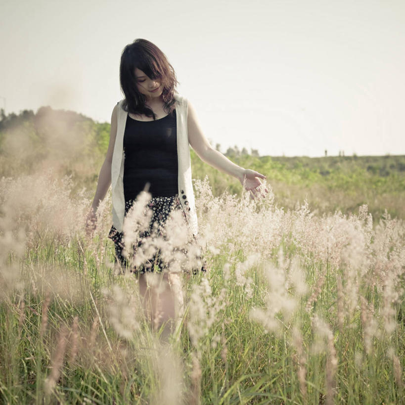 成年人,头发,一个人,横图,方图,室外,白天,正面,裙子,草地,香港,仅一个年轻女性,仅一个女性,仅一个人,背心,地形,田地,注视,草,黑色,自然,观察,看,摄影,观看,察看,关注,无忧无虑,年轻女性,女人,女性,中国人,年轻人,步行,彩图,美人,乱发