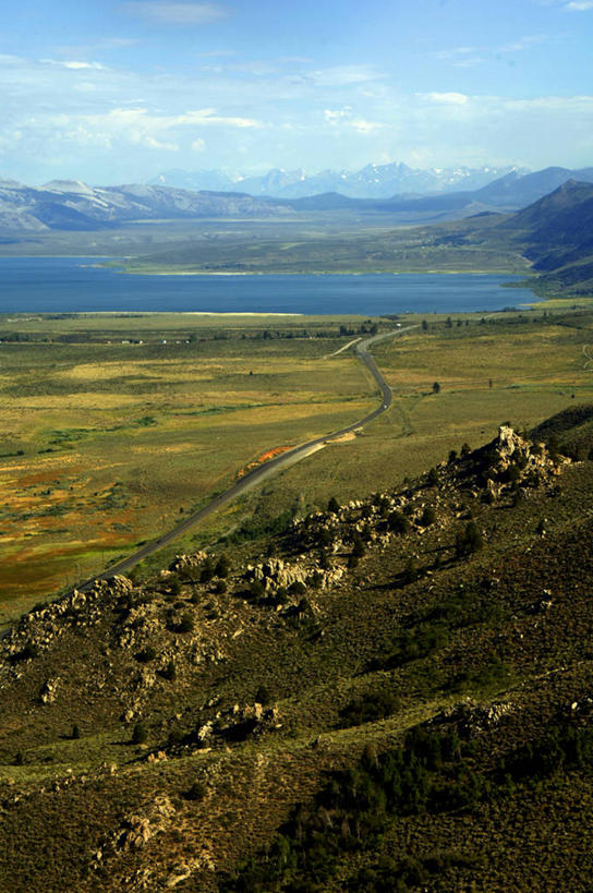 无人,竖图,俯视,室外,白天,美景,山,美国,地平线,地形,景观,陆地,云,辽阔,地面,风景,自然,广阔,景色,摄影,宁静,一望无际,北美,北美洲,加利福尼亚,自然风光,延伸,美洲,加州,加利福尼亚州,金州,黄金州,天地相交,北亚美利加洲,亚美利加洲,无边无际,一马平川,蒙罗湖,莫诺县,彩图,高角度拍摄,美利坚合众国