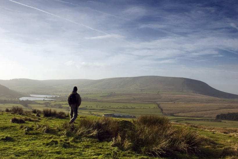 成年人,中年人,老年人,一个人,横图,室外,白天,旅游,度假,探险,草地,美景,山,英国,仅一个男性,仅一个人,仅一个中年男性,地平线,景观,辽阔,地面,娱乐,背面,自然,享受,休闲,广阔,景色,放松,摄影,宁静,一望无际,自然风光,延伸,天地相交,无边无际,一马平川,兰开夏,冒险,男人,男性,中年男性,步行,彩图,旅行,背包族