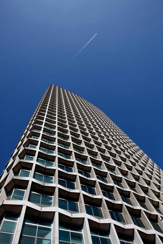 无人,竖图,室外,白天,仰视,城市,建筑,摩天大楼,英国,烟雾,首都,运输,摄影,污染,废气,飞机尾迹,尾迹云,机尾云,飞机拉烟,云带,尾迹,万里无云,机尾迹,飞机尾气,彩图,低角度拍摄,旅行