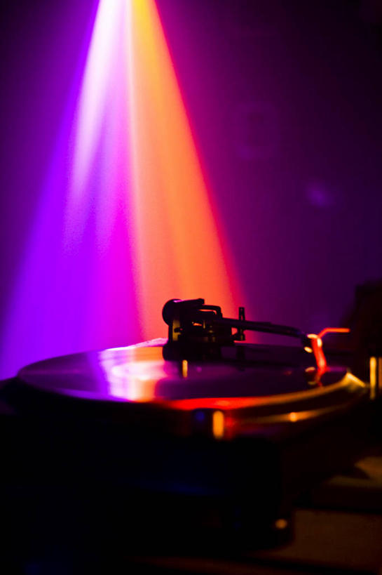 无人,竖图,室内,夜晚,夜生活,英国,光,唱片,音乐,一个,紫色,摄影,单个,留声机,格拉斯哥,彩图