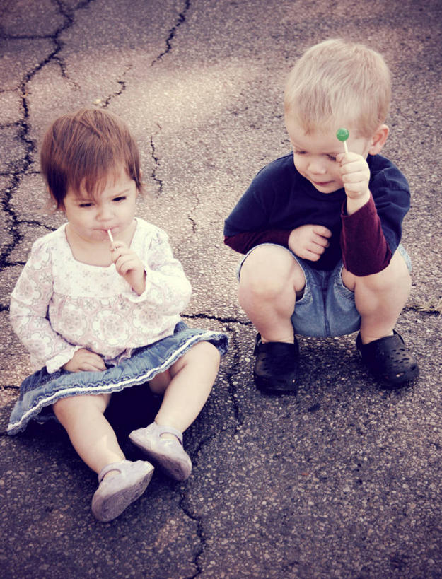 西方人,婴儿,儿童,一个人,两个人,坐,蹲,竖图,室外,白天,纯洁,欧洲,美国,欧洲人,仅一个人,棒棒糖,拿着,休闲装,小孩,可爱,童年,童趣,摄影,活泼,宝宝,童真,沥青,纯真,烂漫,无邪,纯净,俄亥俄州,伶俐,天真,白种人,孩子,坐着,彩图