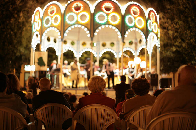 成年人,观众,舞台,站,坐,横图,室外,夜晚,意大利,表演,许多人,音乐,弹奏,座位,一群人,摄影,照亮,意大利文化,音乐会,男人,女人,彩图,演奏会