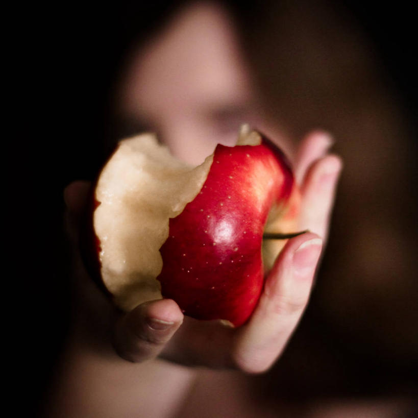 成年人,中年人,手,一个人,方图,正面,苹果,美国,仅一个女性,仅一个人,咬,黑色背景,饮食,仅一个中年女性,人体,摄影,头像,部分,咬着,健康食物,女人,女性,中年女性,彩图,影棚拍摄,给予