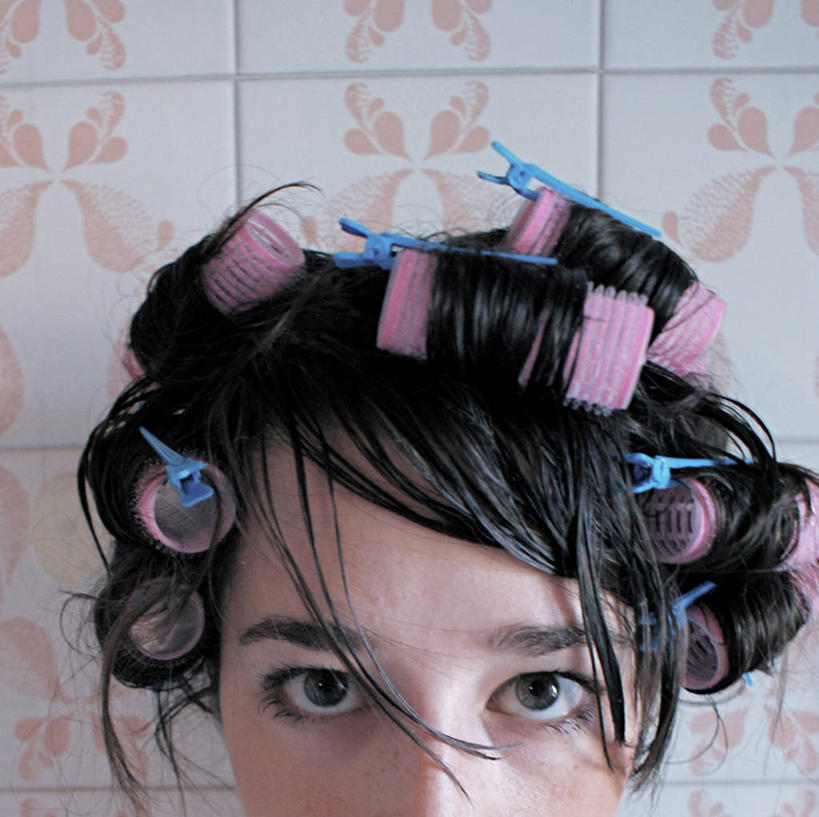 成年人,头发,一个人,横图,室内,特写,白天,正面,浴室,意大利,仅一个年轻女性,仅一个女性,仅一个人,准备,瓷砖,顶部,黑色,发夹,卷起,摄影,潮湿,卷发棒,卷发器,毛发,肖像,烫发器,湿润,美化,式样,年轻女性,女人,女性,年轻人,发型,彩图