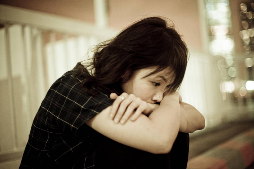 成年人,头发,一个人,坐,双手交叉,横图,室外,夜晚,夜生活,城市,香港,仅一个年轻女性,仅一个女性,仅一个人,注视,休闲装,台阶,黑色,观察,看,思考,摄影,观看,照亮,察看,双手抱胸,关注,尖沙咀,悲哀,年轻女性,女人,女性,中国人,年轻人,半身,彩图