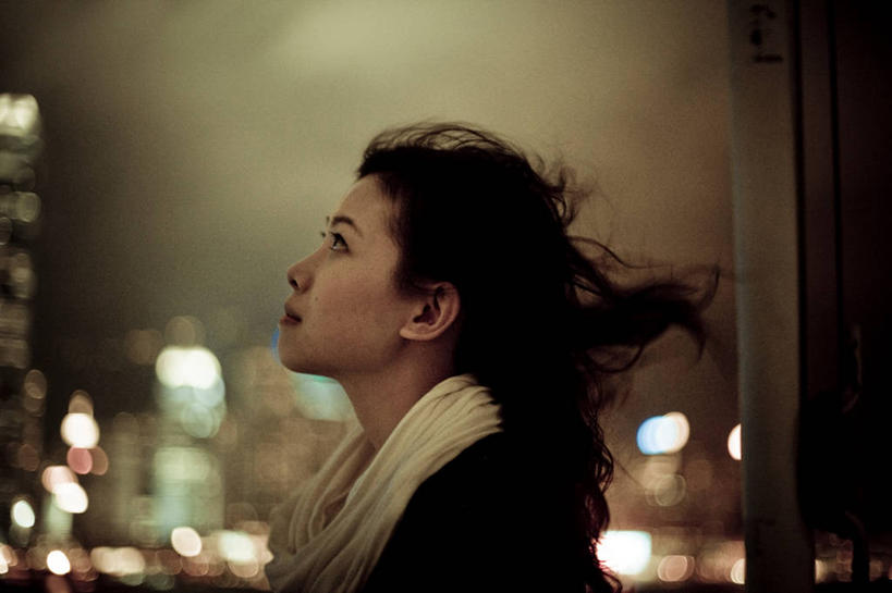 成年人,脸,头,脸颊,头发,一个人,横图,室外,夜晚,侧面,夜生活,风,城市,香港,仅一个年轻女性,仅一个女性,仅一个人,肩膀,黑色,围巾,向上看,思考,个性,摄影,照亮,想象,尖沙咀,年轻女性,女人,女性,中国人,年轻人,头部,脸部,脸蛋,面部,彩图