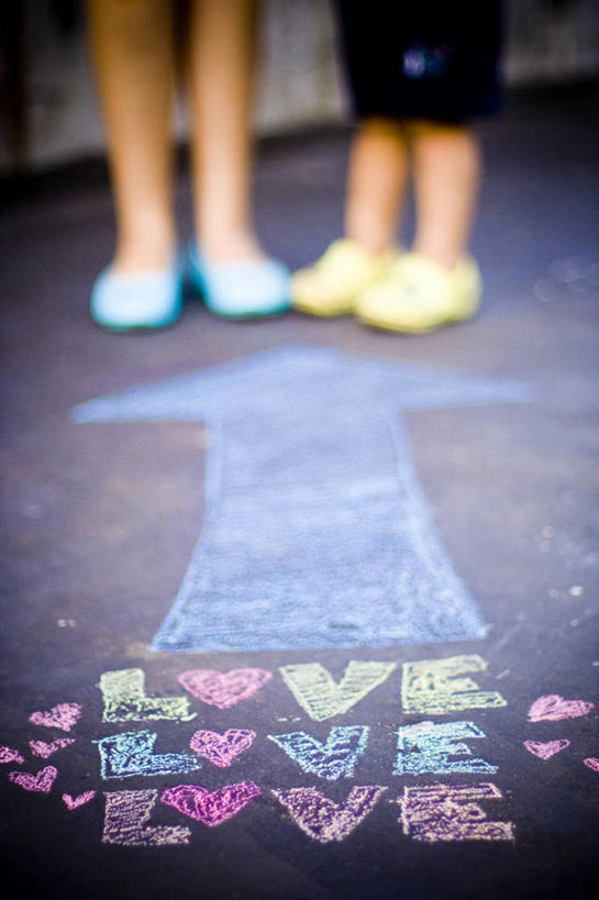 儿童,腿,两个人,竖图,室外,白天,正面,纯洁,指示牌,菲律宾,标志,文字,混凝土,浪漫,单词,方向,标识,箭头,可爱,童年,童趣,人体,摄影,幽默,创造力,指向,童真,烂漫,无邪,粉笔画,簇,天真,男孩,女孩,心型,彩图,爱,涂鸦