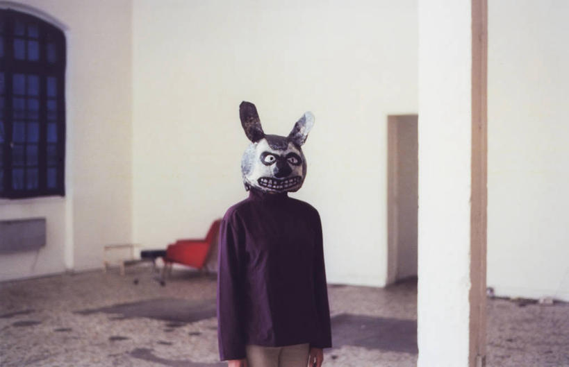 成年人,一个人,站,横图,室内,白天,法国,巴黎,仅一个女性,柱子,首都,休闲装,个性,遮,遮掩,摄影,幽默,掩盖,遮挡,遮盖,掩饰,半身,彩图