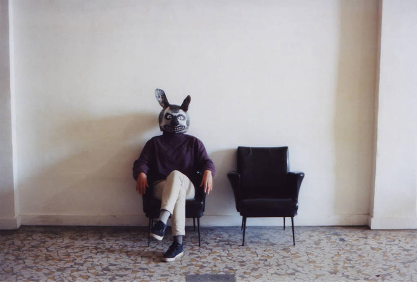 成年人,一个人,坐,横图,室内,白天,留白,椅子,法国,巴黎,仅一个女性,首都,二郎腿,休闲装,个性,遮,遮掩,摄影,掩盖,遮挡,遮盖,掩饰,彩图